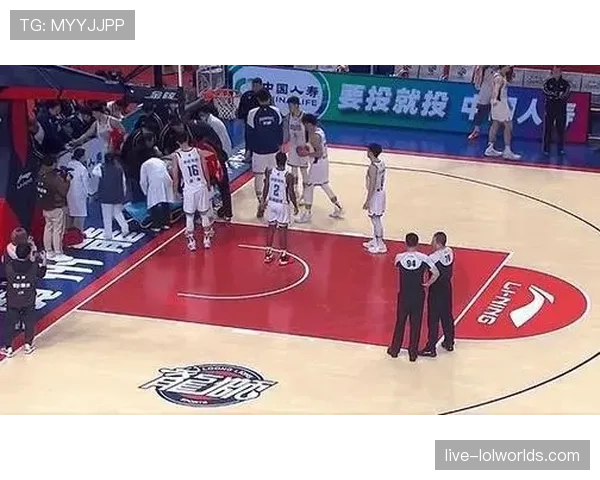 南京队所罗门投篮，天津队赖俊豪奋力防守