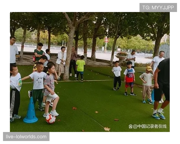 俱乐部社区活动开展,球员参与学校足球教育 俱乐部社区活动开展,球员参与学校足球教育