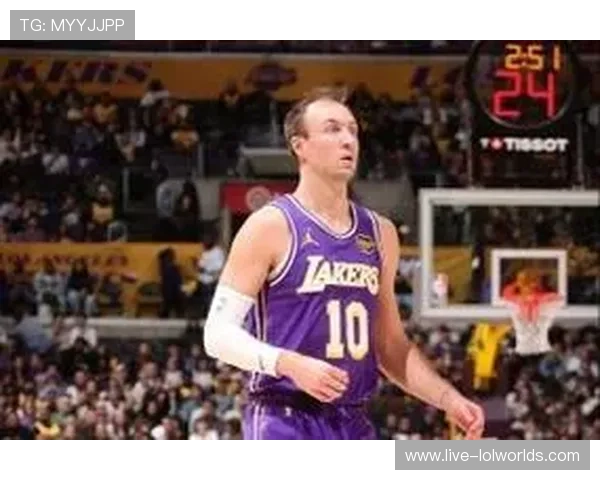 射手肯纳德加盟湖人，三分命中率49.7%能否解决外线问题